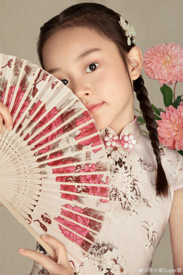 Vẻ lanh lợi, thông minh, kháu khỉnh của cô bé khiến nhiều người quý mến ngay từ cái nhìn đầu tiên