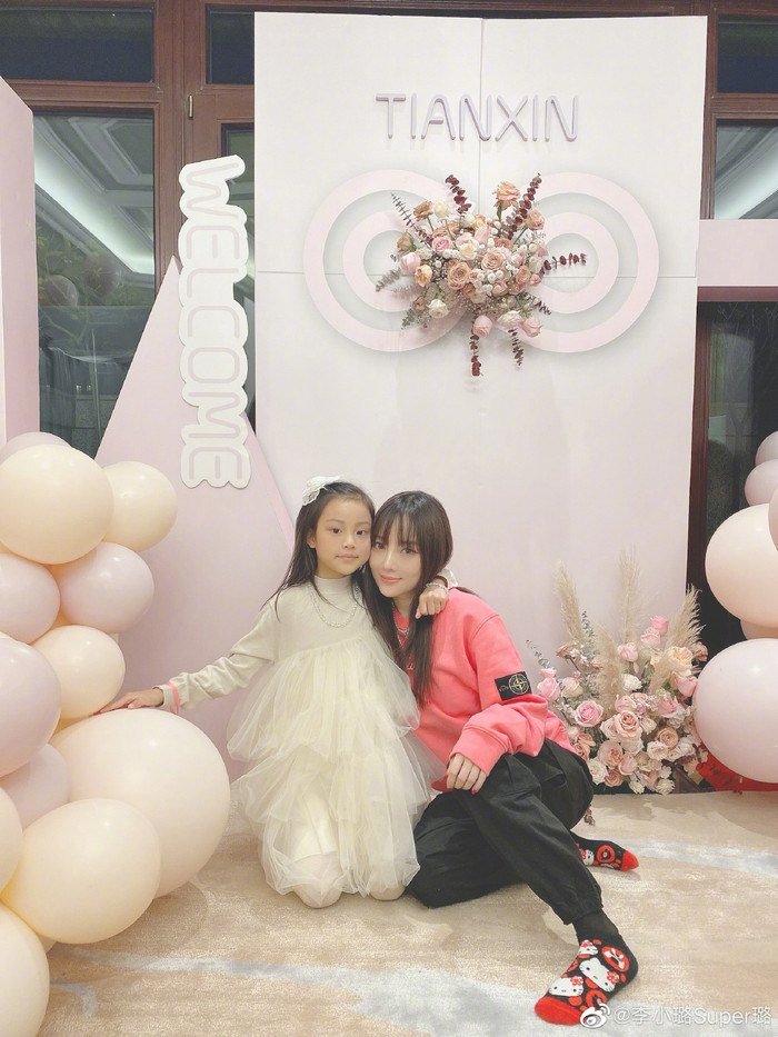 Lý Tiểu Lộ tổ chức tiệc sinh nhật ấm cúng cho con gái