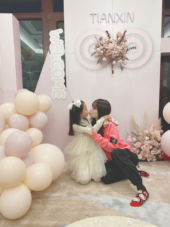 Nữ diễn viên vẫn giữ quan hệ tốt đẹp với chồng cũ Giả Nãi Lượng sau khi cả hai ly hôn vào năm 2018