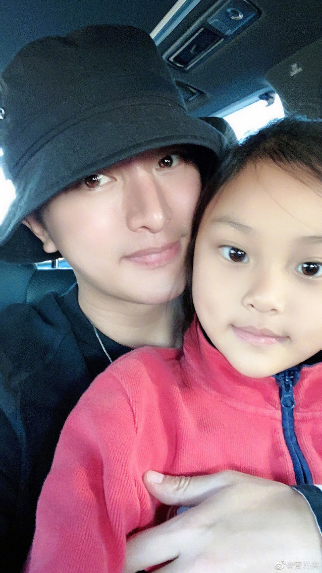 Trên trang cá nhân của mình, Giả Nãi Lượng cũng đã chia sẻ hình ảnh chụp chung với bé Điềm Hinh và gửi lời chúc mừng sinh nhật đến con gái cưng. 