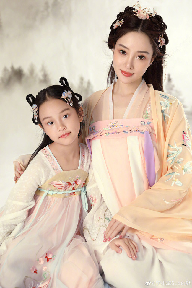 Lý Tiểu Lộ chụp ảnh 'cổ trang' cùng Điềm Hinh nhân dịp cô bé tròn 8 tuổi