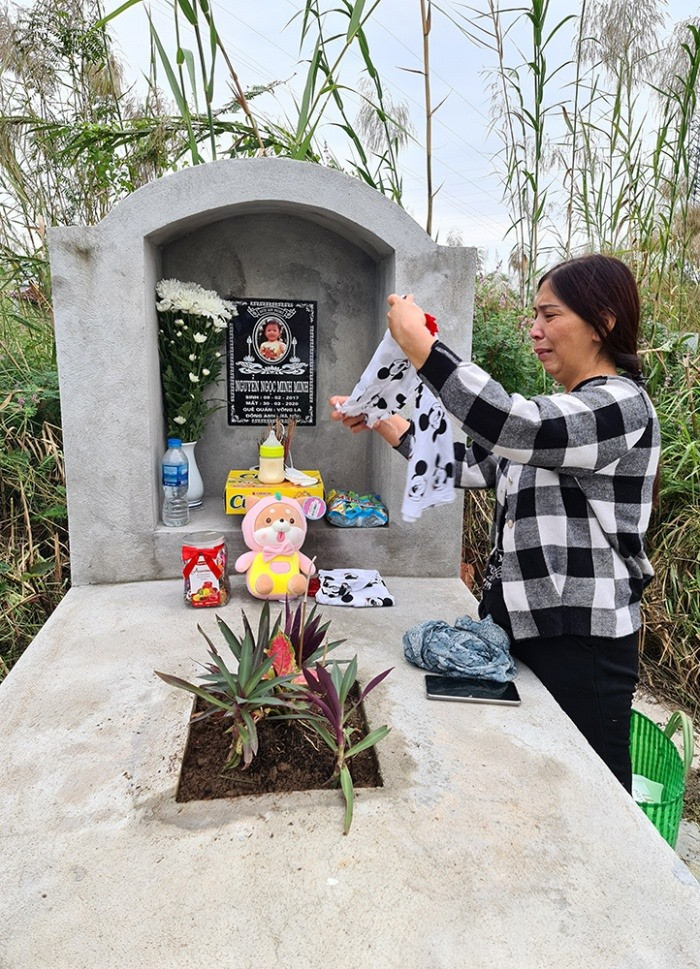 Bà Dự đau đớn bật khóc tại phần mộ cháu gái.