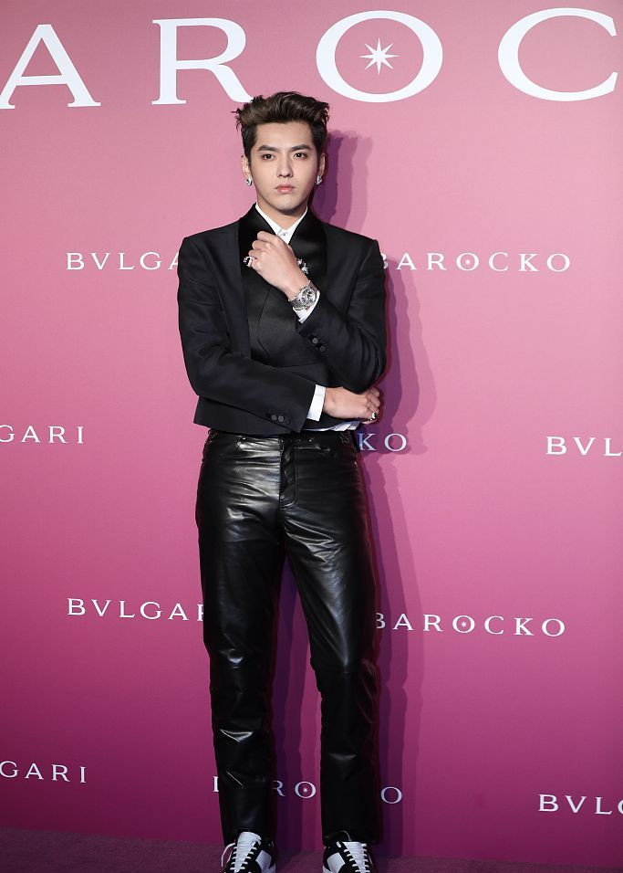 Ngô Lỗi diện vest bảnh bao trong sự kiện, muốn mua trang sức tặng mẹ nhưng phải dẹp ngay ý định vì lý do này Ảnh 11