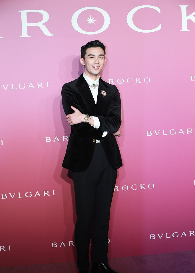 Ngô Lỗi diện vest bảnh bao trong sự kiện, muốn mua trang sức tặng mẹ nhưng phải dẹp ngay ý định vì lý do này Ảnh 10