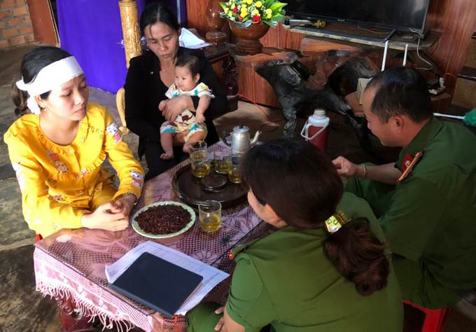 Cảnh sát thăm hỏi, lấy lời khai chị Thảo về việc bị chiếm đoạt tiền. Ảnh VnExpress