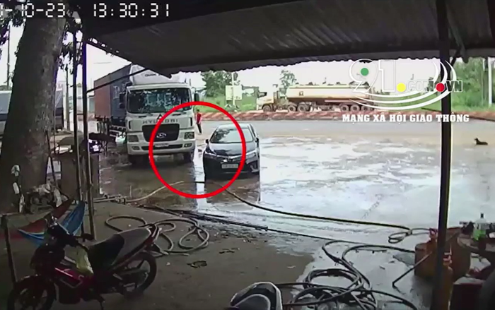 Clip: Không hề xảy ra va chạm, tài xế container vẫn bị chủ xe ô tô chạy đến 'ăn vạ' Ảnh 2