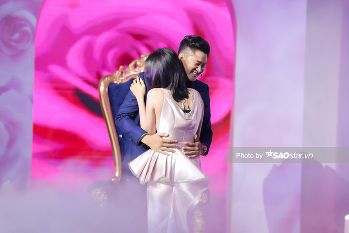 Nghe theo 2 quân sư, chàng siêu mẫu mạnh dạn ôm eo người đẹp