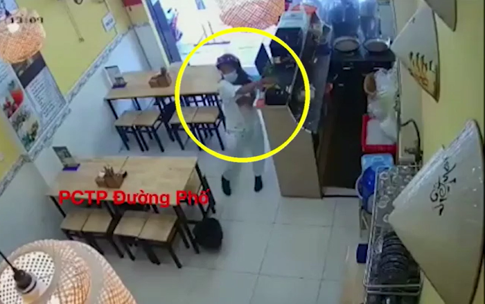 Clip: Hành động xấu xí của cô gái đi Vespa đến mua bún đậu khiến cư dân mạng 'dậy sóng' Ảnh 2