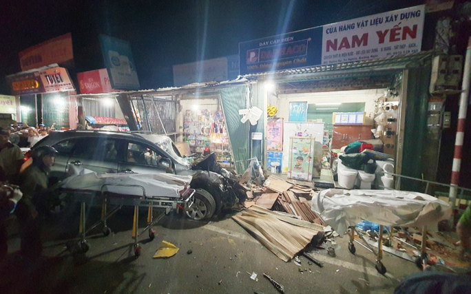 Ô tô nổ lốp húc vào 4 nhà dân bên đường khiến nhiều người thương vong Ảnh 2