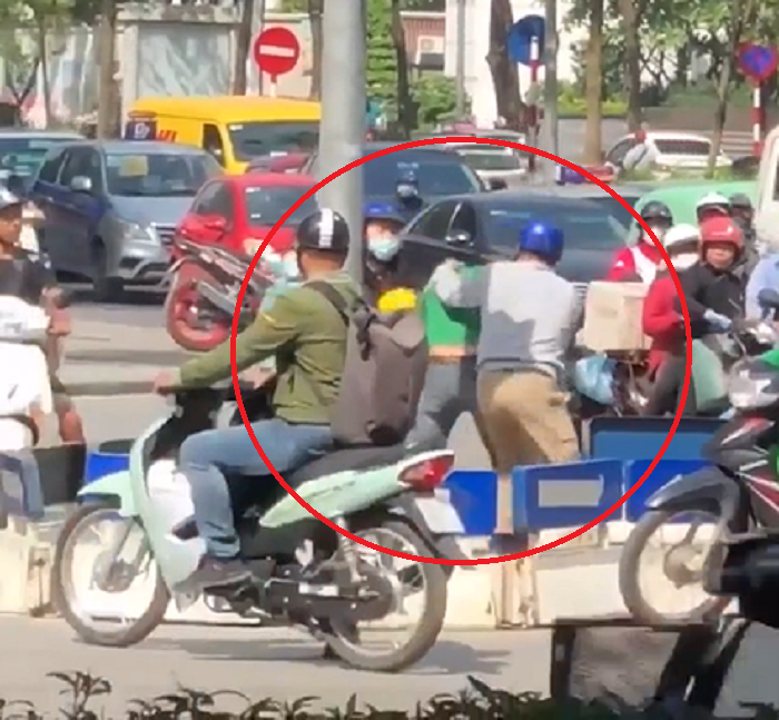 Hành động 'xử nhau' giữa đường sau va chạm của hai người đàn ông khiến cư dân mạng chỉ còn biết 'lắc đầu ngao ngán'. Ảnh cắt từ clip
