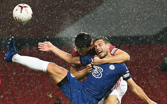 Maguire chơi trò 'đấu vật', MU thoát penalty ở trận hòa Chelsea Ảnh 2