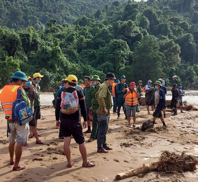 Sạt lở núi vùi lấp lán trại ở Quảng Bình: Tìm thấy thi thể 3 anh em ruột Ảnh 1