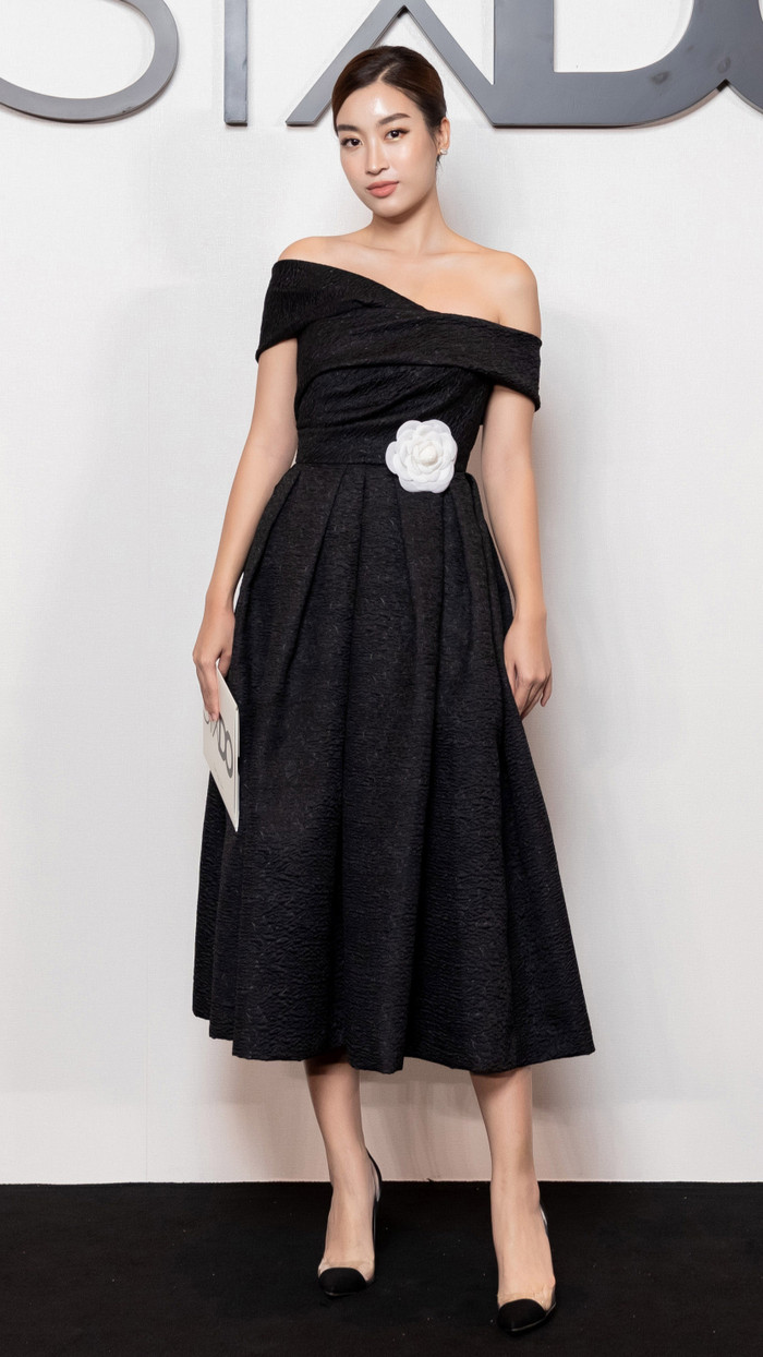 Đỗ Mỹ Linh ngọt ngào cùng váy tay trễ nải. 