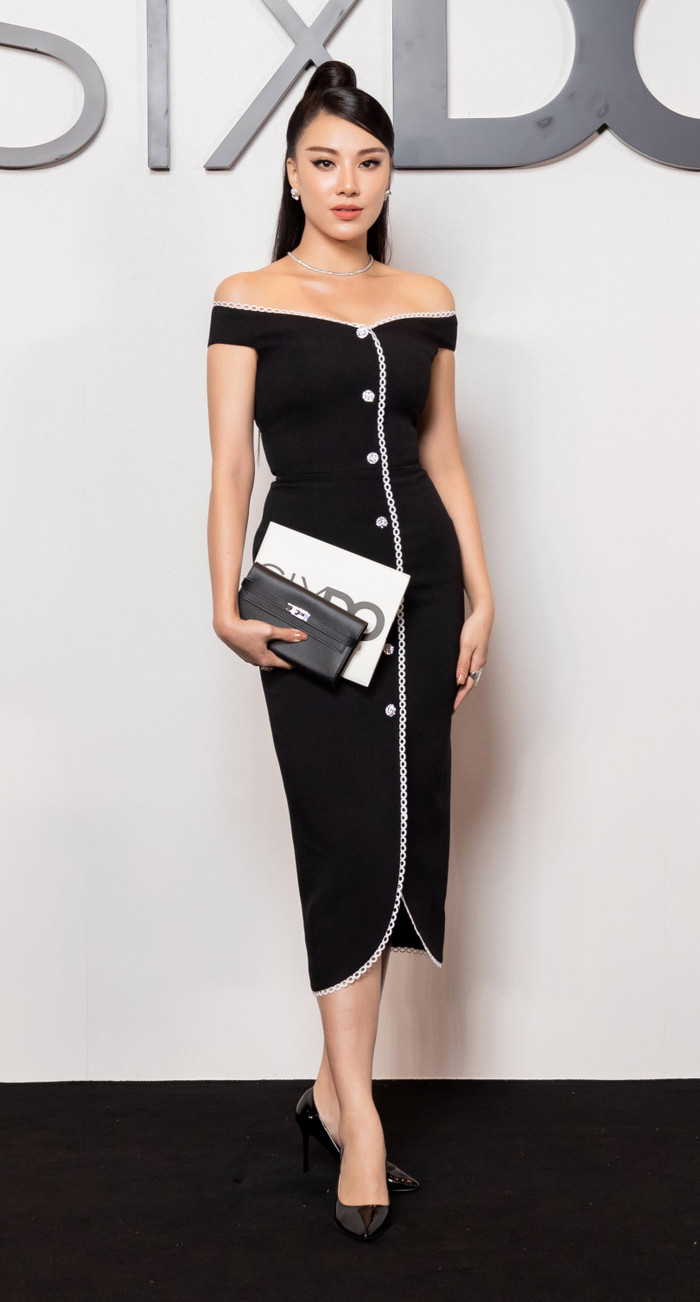 Á hậu Kim Duyên thanh lịch với váy đen đơn giản, cô được nhận xét là có phần tròn trịa hơn hồi mới đăng quang. 