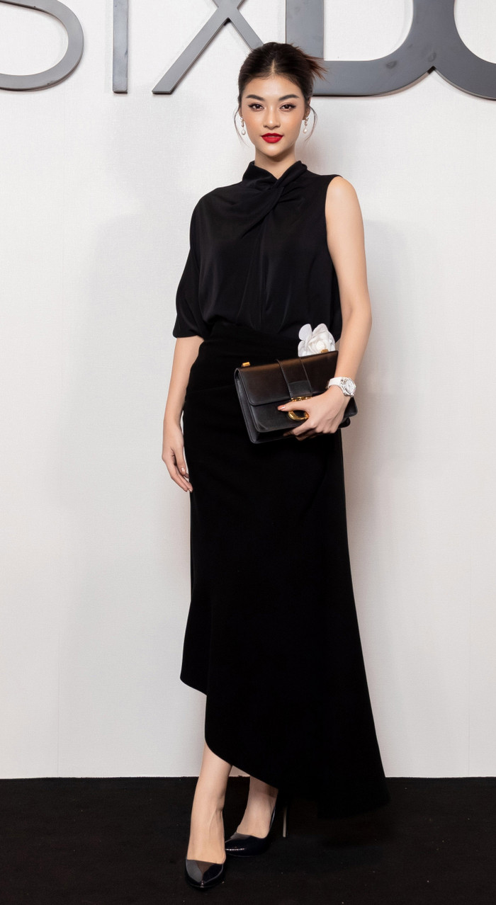 Á hậu Kiều Loan chọn cho mình set đồ bất đối xứng khi thả dáng trên thảm đỏ. 