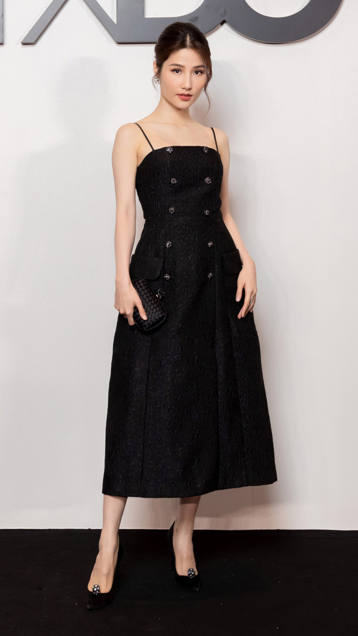 Diễm My 9X tao nhã cùng mẫu đầm hai dây đính nút. 