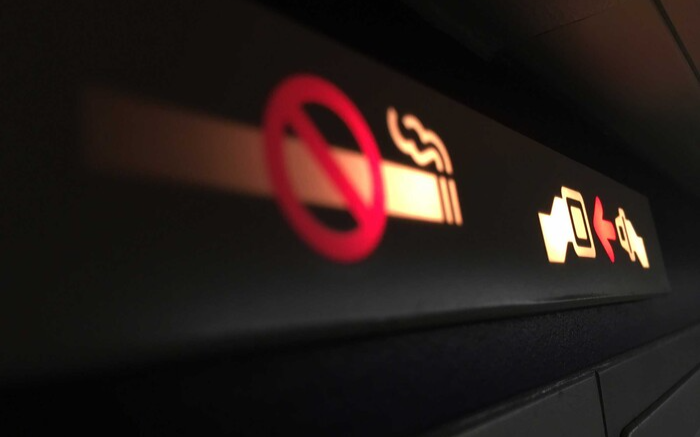 Vì sao máy bay vẫn có gạt tàn trong phòng vệ sinh mặc dù cấm hút thuốc? Ảnh 2