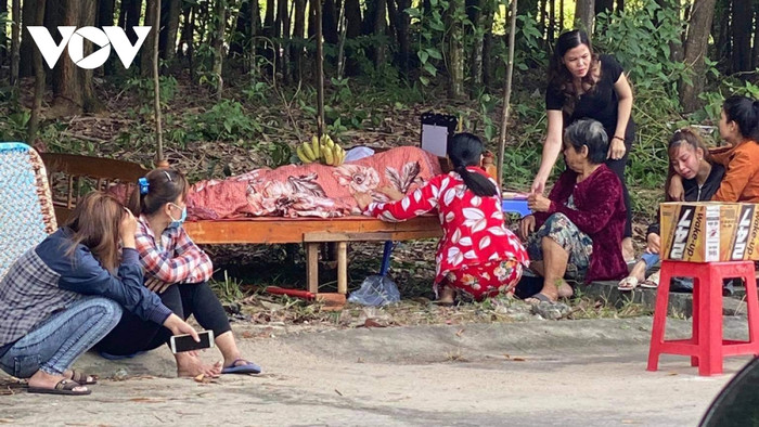 Thi thể nạn nhân để bên lề đường khiến nhiều người không khỏi xót xa. Ảnh: VOV