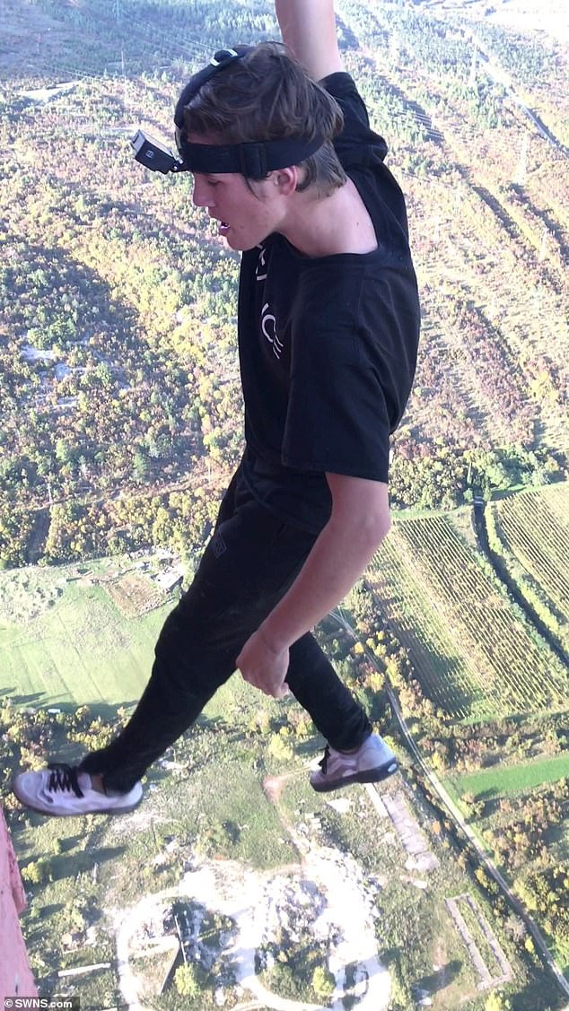 Hình ảnh lơ lửng ở độ cao 340 m của Adam Lockwood khiến nhiều người thót tim.