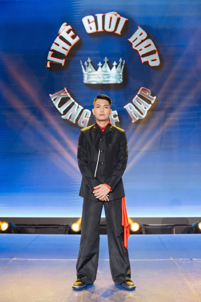 'Bố lớn' diện suit cách tân nhấn nhá phần dây ngọc trai trên thân áo cùng quả khăn đỏ thắt ngay lưng quần