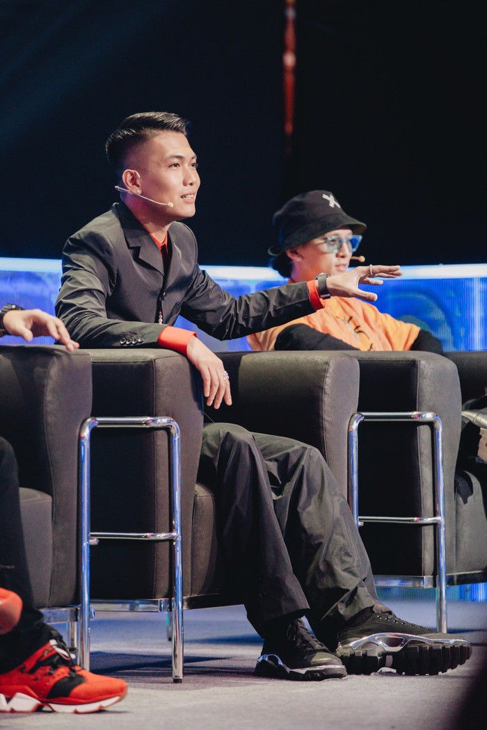 Thay vì mang giày âu khi đi kèm suit thì HLV BigDaddy chọn ngay giày thể thao đen để mix cùng trang phục 