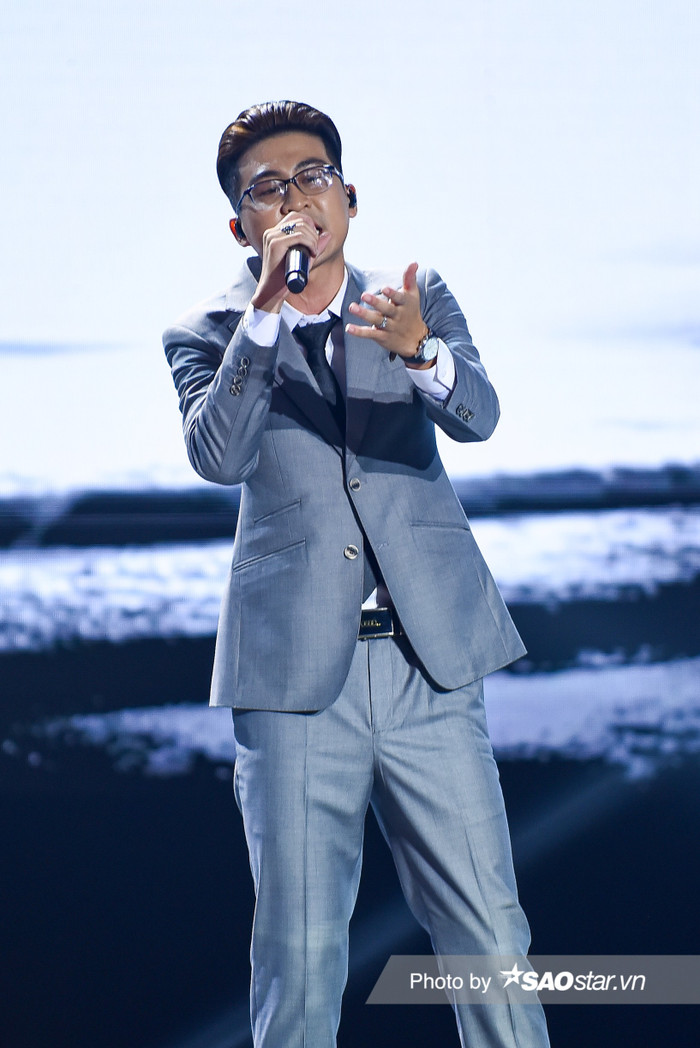 Chàng trai chọn cho mình cả cây suit nam hoàn hảo cùng chiếc áo sơ mi, thắt cà-vạt chỉn chu