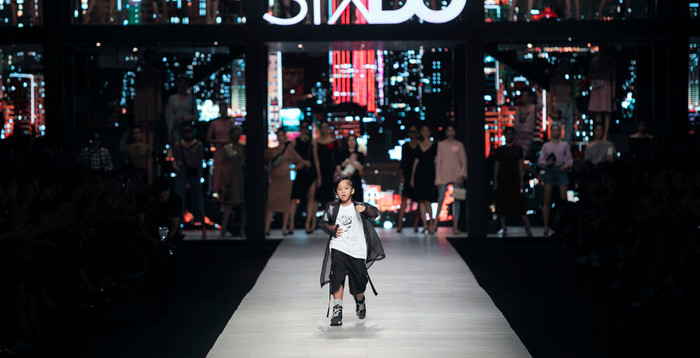 Được biết “Ông bố đông con nhất nhì showbiz” đã phân bổ thời gian tập luyện catwalk để Nhím không ảnh hưởng đến việc học mà vẫn có thể hoàn thành tốt vai trò được giao trong show diễn.