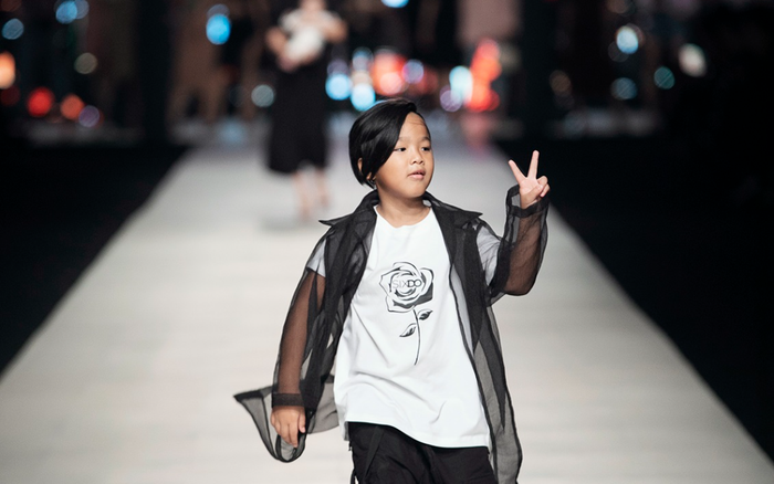 Các nhóc tì nhà Đỗ Mạnh Cường khiến khán giả vỡ oà thích thú khi diễn show thời trang của bố Ảnh 2