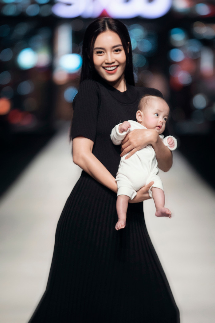 Nhan sắc xinh đẹp của nữ diễn viên cùng vẻ đáng yêu kháu khỉnh của bé Cà Phê đã khiến tất cả mọi người có mặt theo dõi show diễn phải xuýt xoa khen ngợi