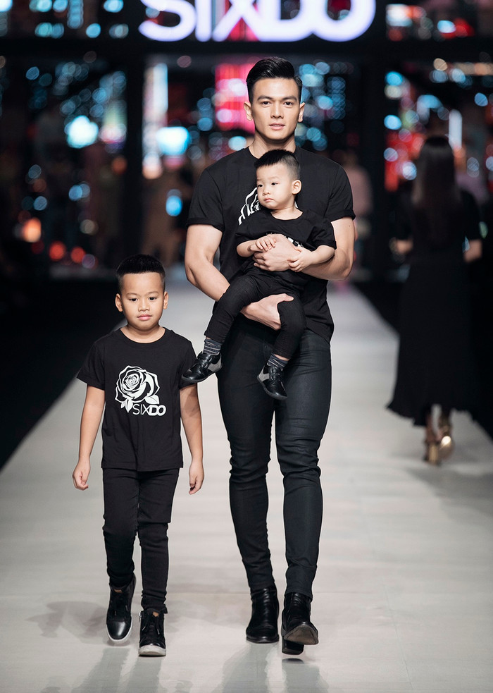 Trong khi đó, 2 bé Tít và Gấu cùng sải bước với Lê Xuân Tiền