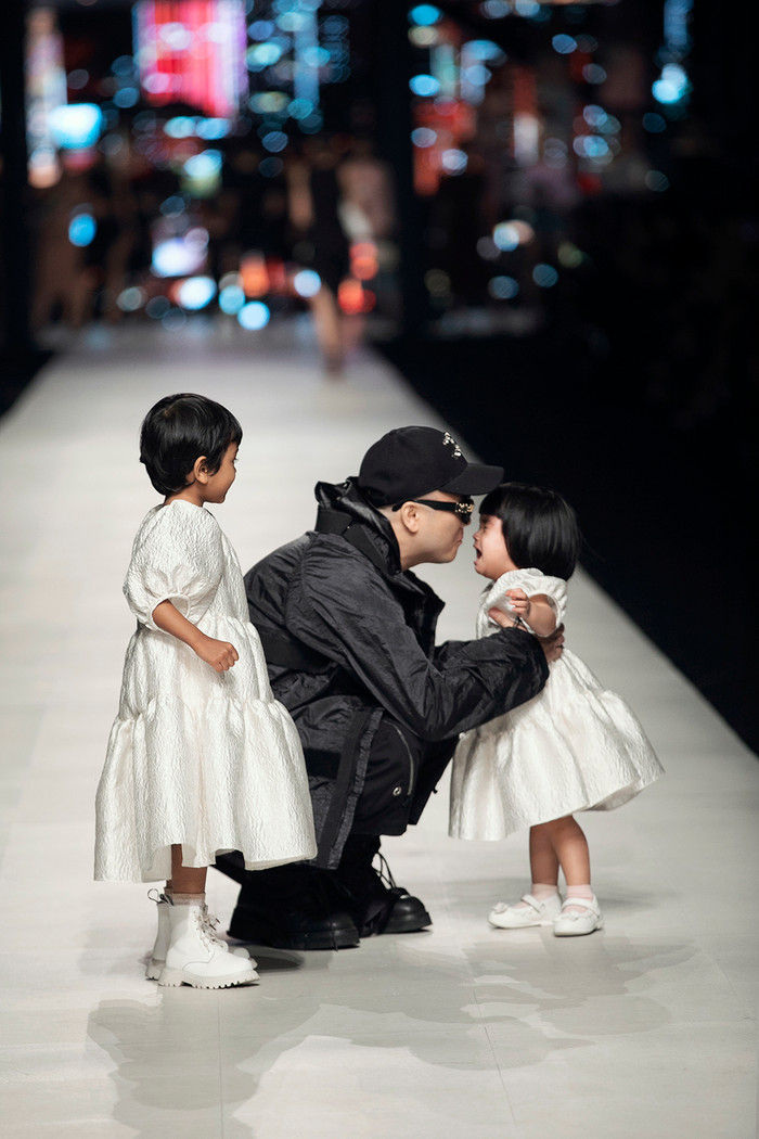 Cô bé Mymy òa khóc vì choáng ngợp trước gần 2.000 khán giả cùng âm thanh lớn