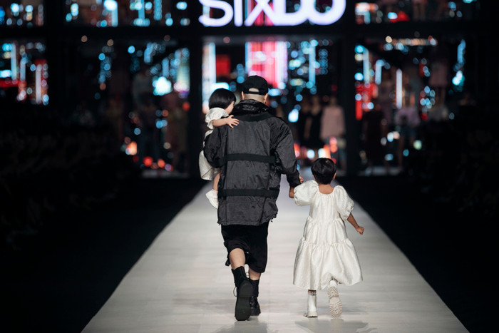 3 bố con tiếp tục hoàn thành phần trình diễn của mình