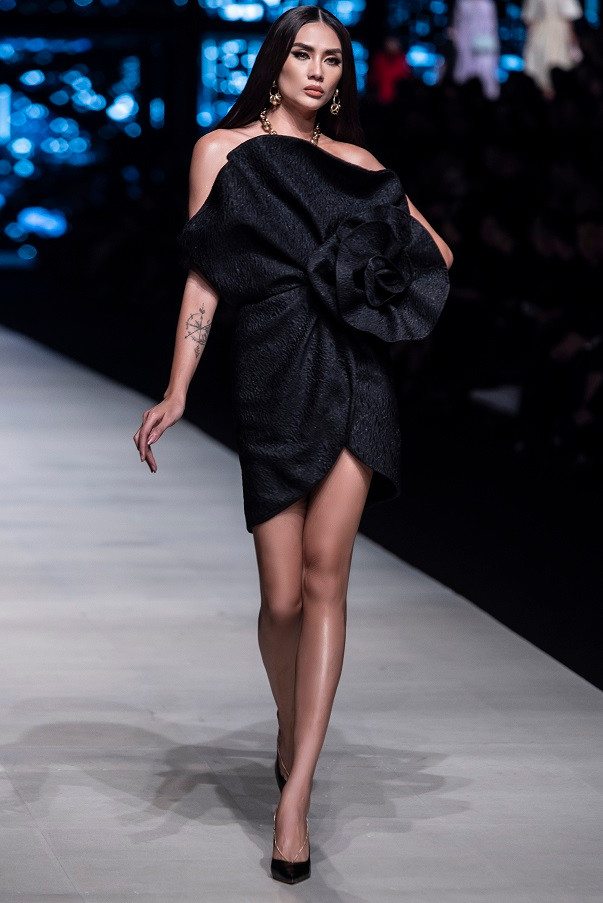 Bộ váy cúp ngực với tạo hình bông hoa 3D, siêu mẫu Võ Hoàng Yến thể hiện xuất sắc hình ảnh của một quý cô thời thượng, kiêu kỳ 