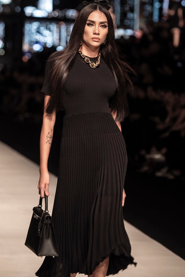 Thần thái lạnh lùng của siêu mẫu Võ Hoàng Yến trên sàn catwalk vừa qua khiến khản giả không thể rời mắt