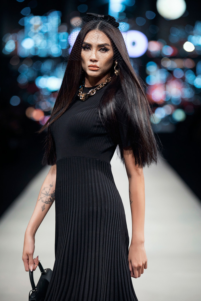 Nữ siêu mẫu sang chảnh, thời thượng trong thiết kế váy đen dài xếp ly