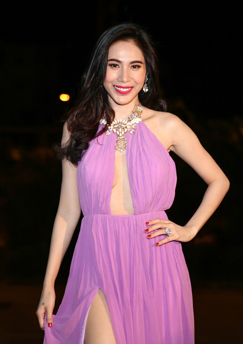 Thủy Tiên cũng từng khoác trên mình một bộ váy tím trong thời gian trước đây với thiết kế cut -out gợi cảm