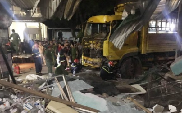 Clip ghi lại khoảnh khắc xe tải mất lái, đâm vào nhiều nhà dân khiến 3 người tử vong Ảnh 2