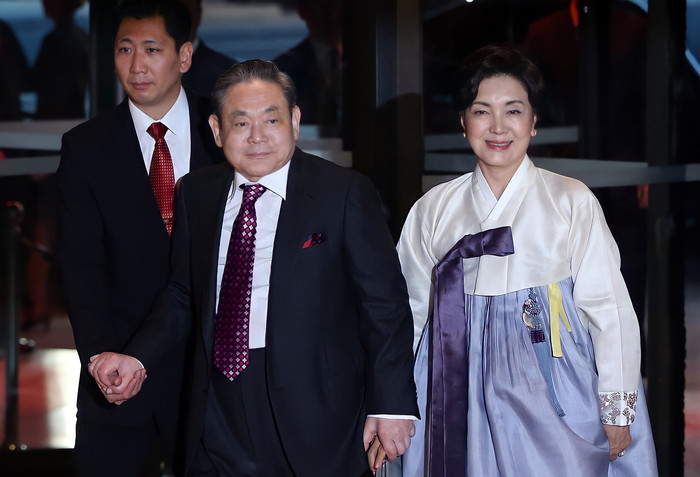 Cố chủ tịch Samsung Lee Kun Hee cùng vợ, bà Hong Ra-hee. (Ảnh: Korea Herald)