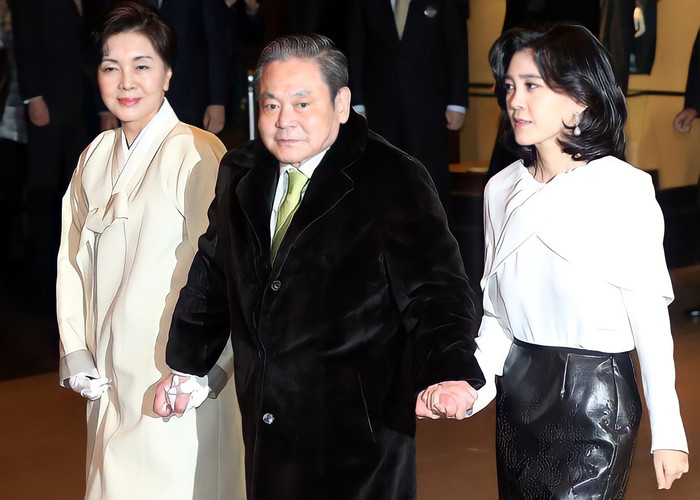 Chủ tịch Lee Kun Hee cầm tay vợ và con gái. (Ảnh: Korea Herald)