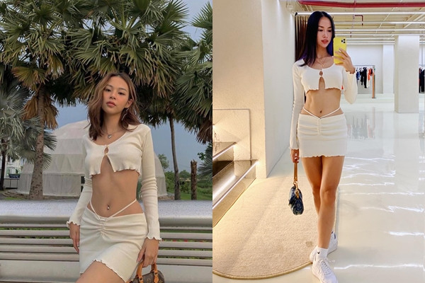 Không hẹn mà đụng, cả Vũ Ngọc Anh và Phí Phương Anh cùng diện set đồ lộ dây. Nếu như Phương Anh thiên về sự mảnh mai, nhỏ nhắn. Đàn chị, Vũ Ngọc Anh lại khoe cơ bụng trùng điệp, săn chắc trong set đồ bao gồm áo crop top dài tay, chân váy ngắn, sneaker, tất cao cổ và túi xách.