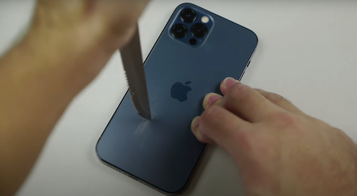 Những vết xước xuất hiện trên mặt lưng iPhone 12 Pro. Ảnh chụp màn hình
