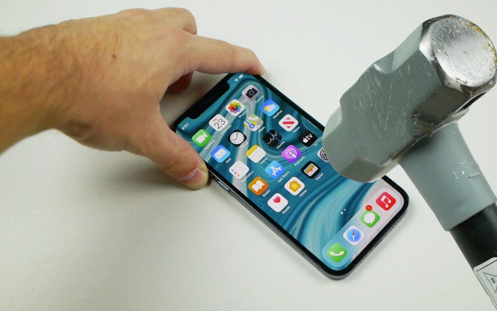 Màn hình iPhone 12 Pro có bền không cứ dùng búa đập thử là biết Ảnh 2