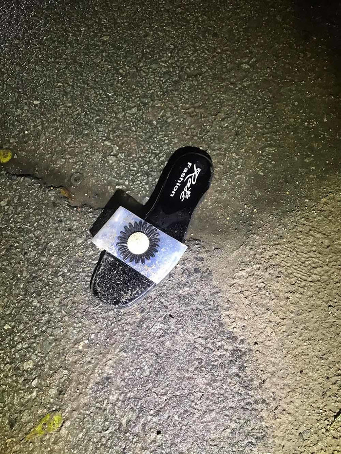 ...dép của nạn nhân vứt tại một bãi đất trống nhằm đánh lạc hướng lực lượng chức năng