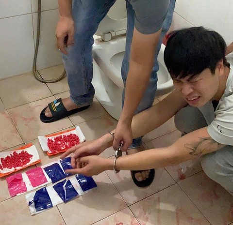 Tùng khóc thét khi bị lực lượng chức năng ập vào bắt quả tang cùng số lượng thuốc lắc, ma túy lớn. 