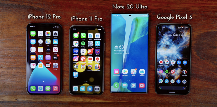 4 chiếc điện thoại được đặt lên bàn cân so sánh. Ảnh chụp màn hình