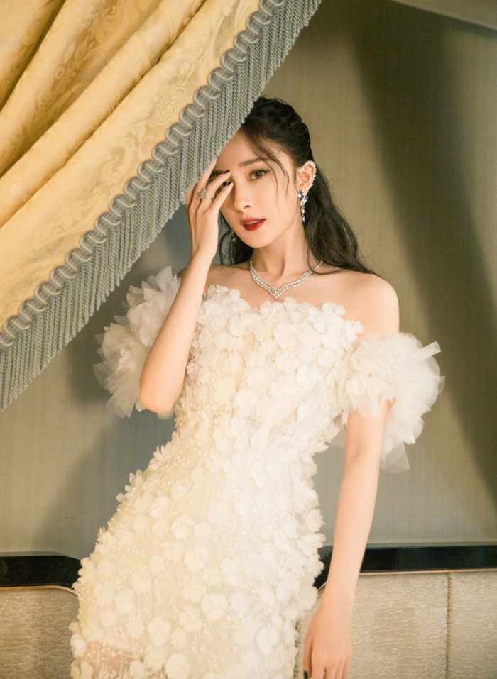 Dương Mịch tựa nữ thần trong chiếc váy trắng.