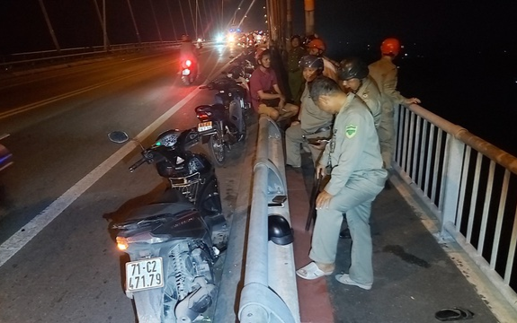 Nam thanh niên chào người thân lần cuối rồi chạy xe lên cầu gieo mình xuống sông Tiền Ảnh 2