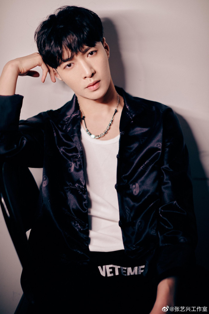 Trương Nghệ Hưng debut với nghệ danh Lay vào năm 2012 do SM quản lý. Có thể nói anh là thành viên duy nhất vẫn còn hoạt động ở EXO sau khi idol khác rời nhóm như Luhan, Kris, Tao.