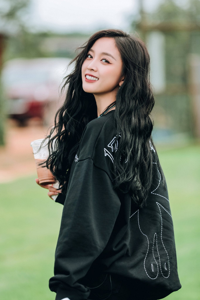 Ngô Tuyên Nghi debut vào năm 2016 tại Hàn Quốc trong nhóm nhạc Cosmic Girls đồng quản lý bởi Yuehua Entertainment và Starship Entertainment.