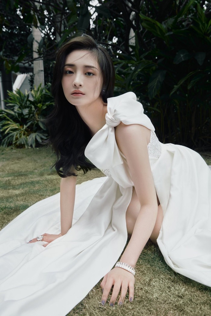 Chu Khiết Quỳnh debut vào năm 2016, là thành viên nhóm nhạc Pristin và nhóm nhỏ Pristin V do công ty giải trí Hàn Quốc Pledis Entertainment thành lập và quản lý.